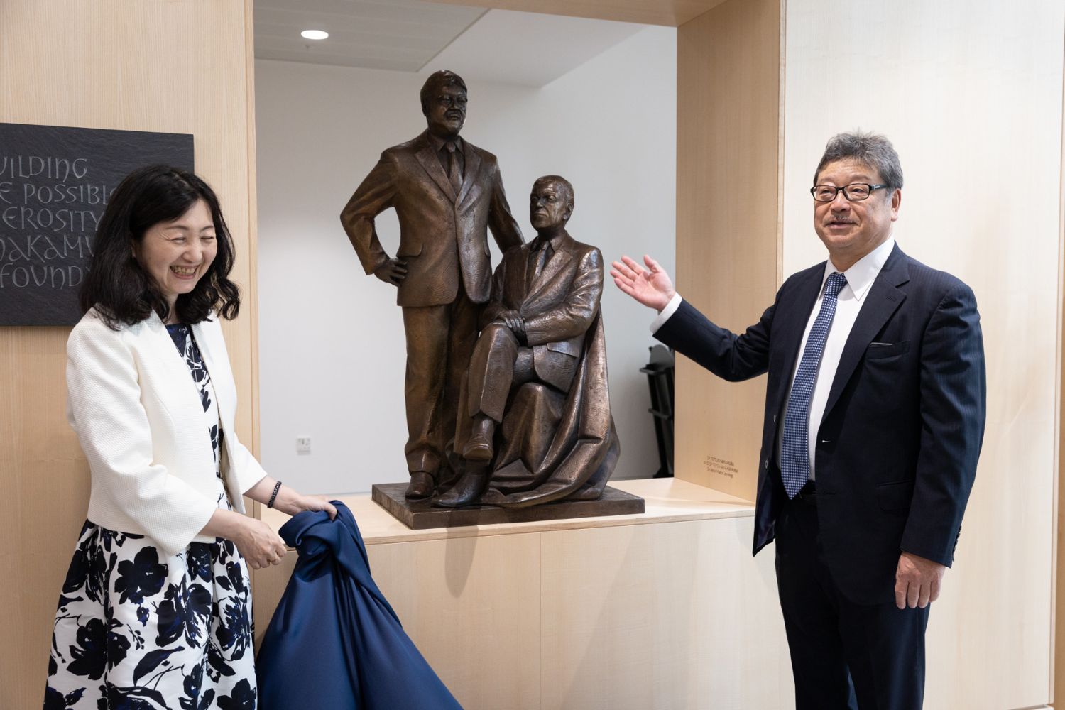 <p>Mr and Mrs Nakamura unveil the statue of Dr Tetsuo Nakamura and Dr Tetsuya Nakamura by Sculptor Martin Jennings</p>

<p><em><span class="reduce_font_size">Image credit: Cyrus Mower Photography</span></em></p>
