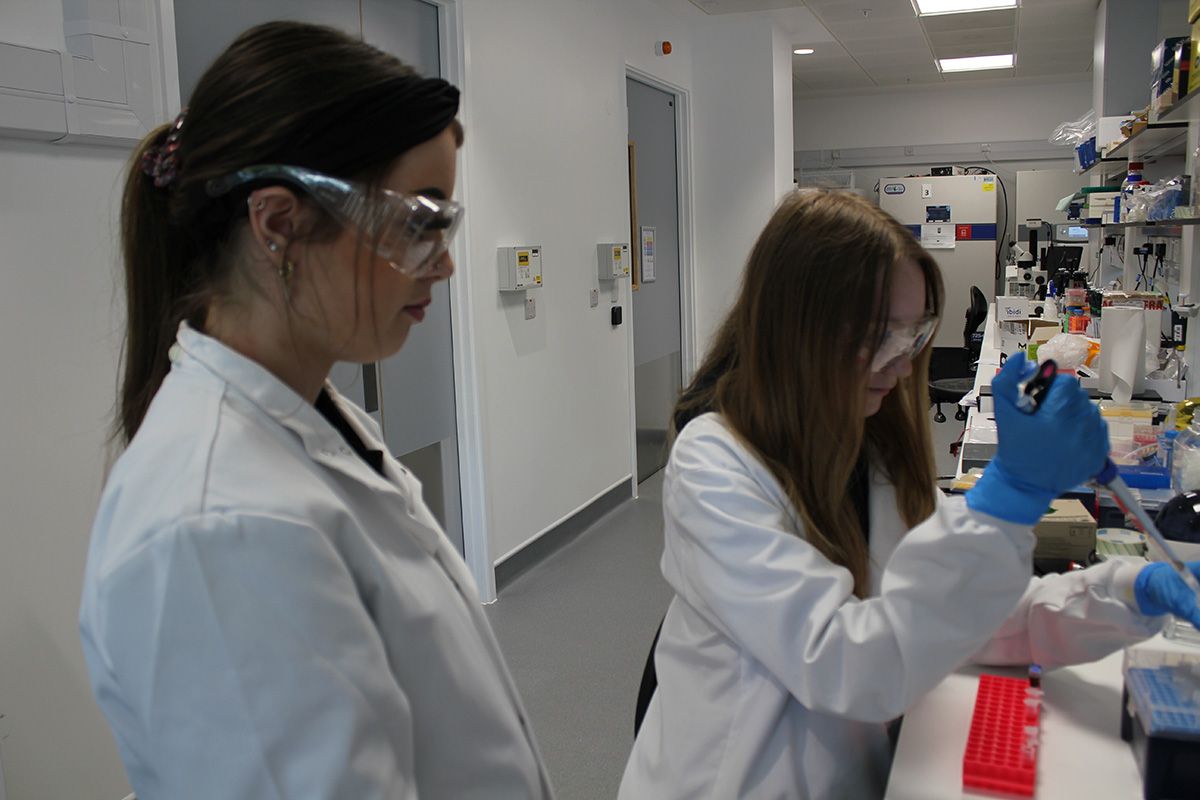 Hannah and Maria In2ScienceUK.jpg